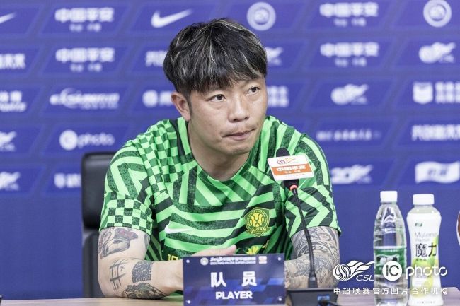 只盯着小伙子的护士